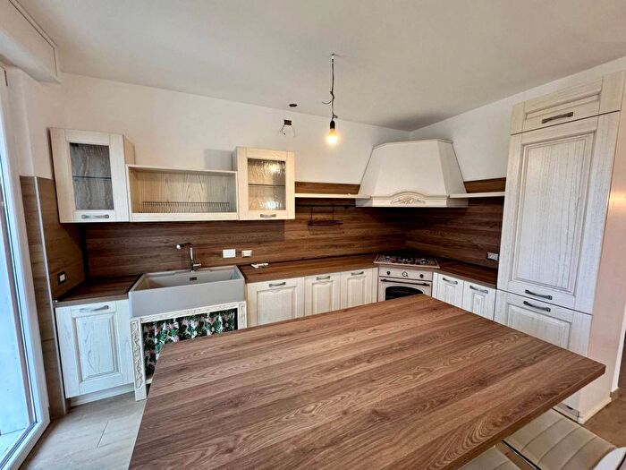 Appartamento con 5 locali in affitto in Viale degli Alpini, Centro, Peschiera del Garda