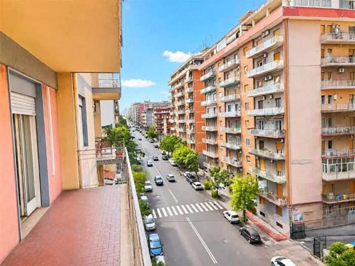 Appartamento trilocale in vendita in Via Ammiraglio Caracciolo, Catania