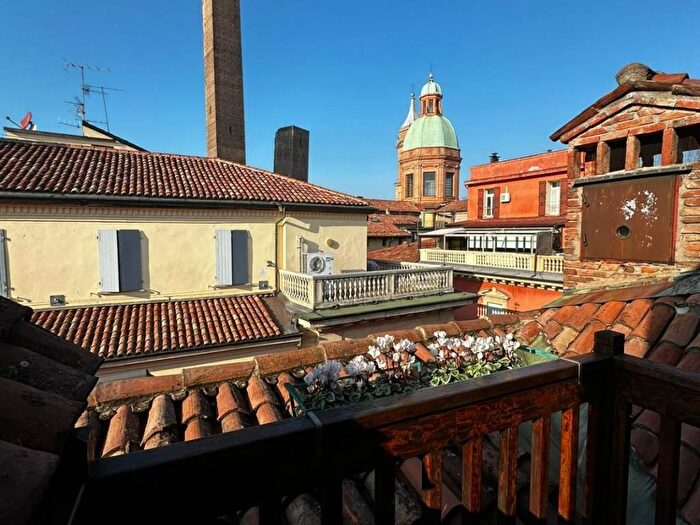 Appartamento trilocale in affitto in Via dal Luzzo, Centro Storico, Bologna