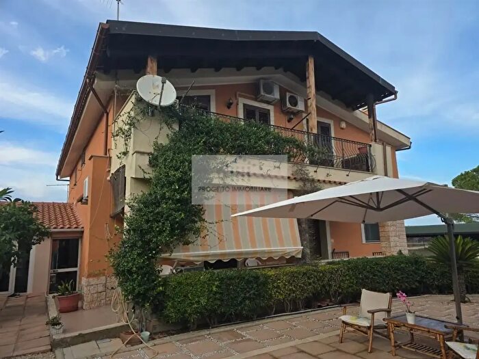 Casa con 12 locali in vendita in Siracusa