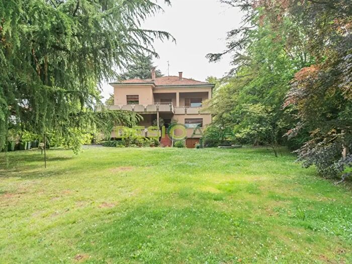 Casa con 9 locali in vendita in Via Milano, Desio