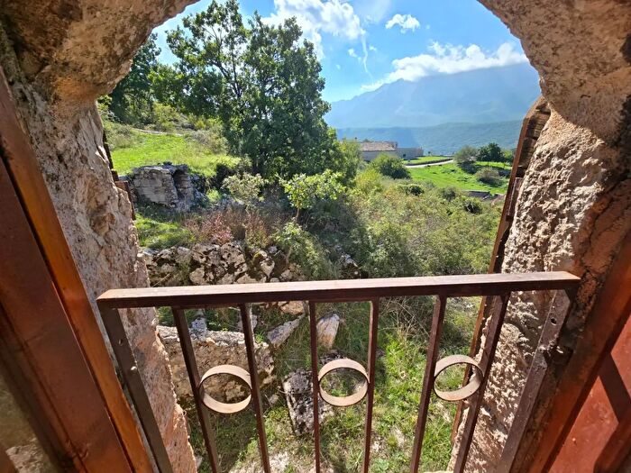Casa bilocale in vendita in Via della Montagna Snc, Tione Degli Abruzzi
