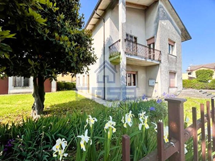 Casa con 6 locali in vendita in Via Europa, Piubega