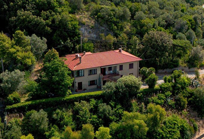 Casa con 16 locali in vendita in Casale Marittimo