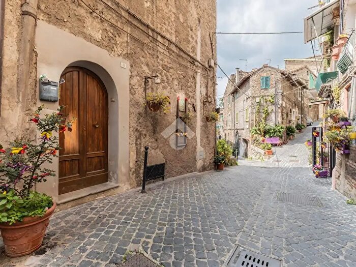 Appartamento con 5 locali in vendita in Via Garibaldi, Caprarola