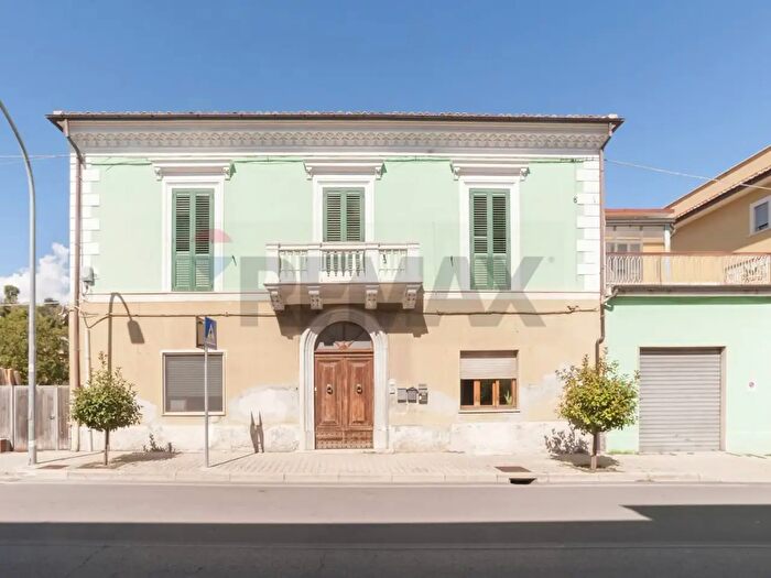 Appartamento con 9 locali in vendita in Via Garibaldi, Torre De Passeri