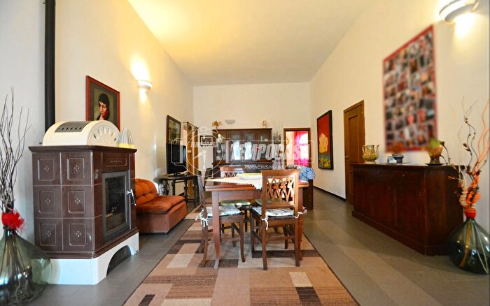 Casa con 6 locali in vendita in Via Lagomagno, Gioia Del Colle