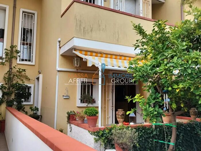 Casa quadrilocale in vendita in Via Arezzo, Massa
