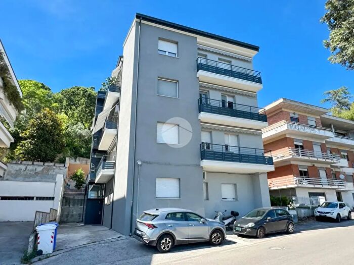 Appartamento trilocale in vendita in Via Giuseppe Flaiani, Teramo