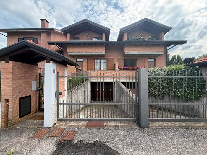 Casa quadrilocale in affitto in Via Don Luigi Gobetti, Villanova, Bernareggio