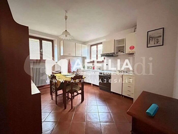 Appartamento con 8 locali in vendita in Via Ancona, Jesi