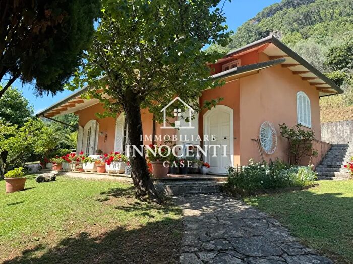 Casa quadrilocale in vendita in Uva, Massa