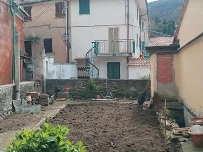 Casa quadrilocale in vendita in Massa