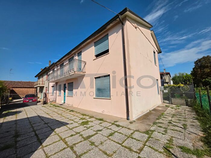 Appartamento quadrilocale in vendita in Vicolo Curtatone Ro, Rovigo