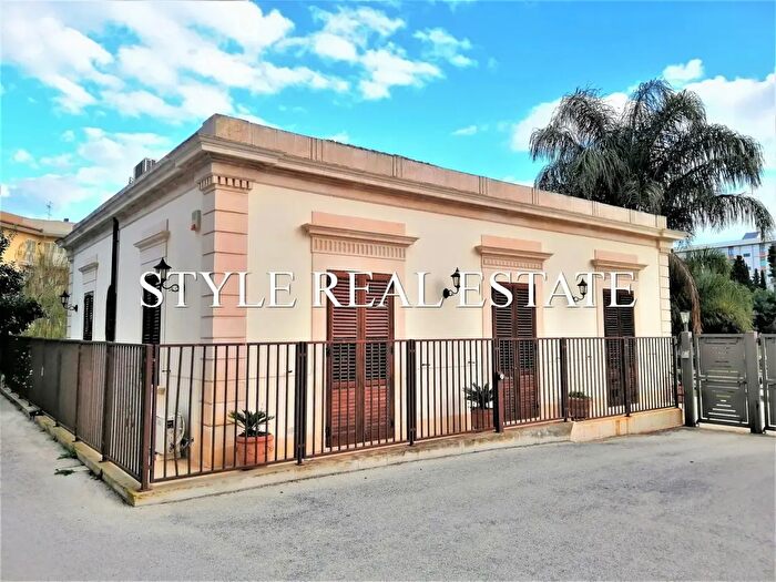 Casa con 6 locali in vendita in Viale Scala Greca, Siracusa