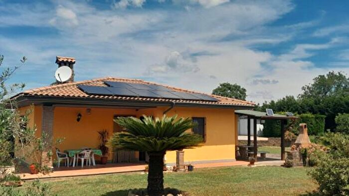 Casa quadrilocale in vendita in Via Madonnella, Canale Monterano