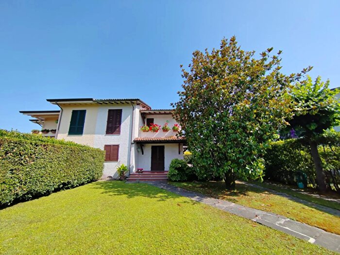 Casa con 6 locali in affitto in Via dei Navicelli, Forte Dei Marmi