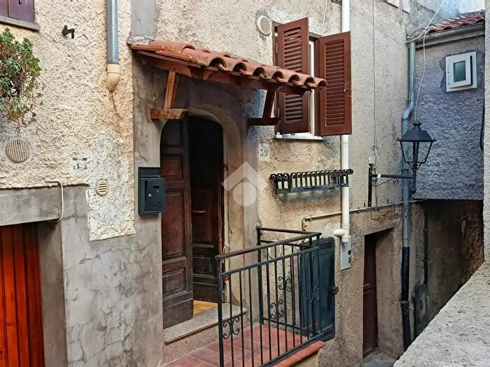 Casa trilocale in vendita in Via Porta Valle, Collepardo