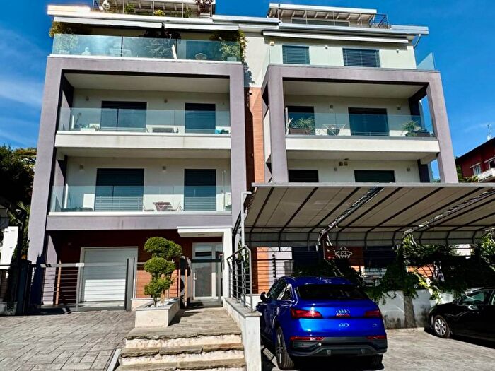 Appartamento trilocale in affitto in Via Giosuè Carducci, Dormelletto