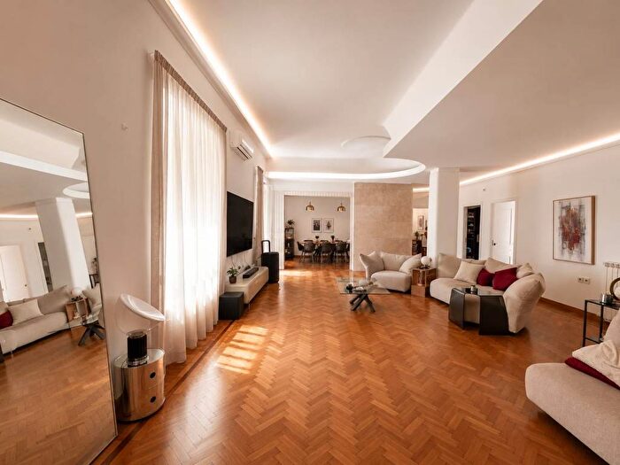 Appartamento con 6 locali in affitto in Via Giosuè Carducci, Chiaia, Napoli