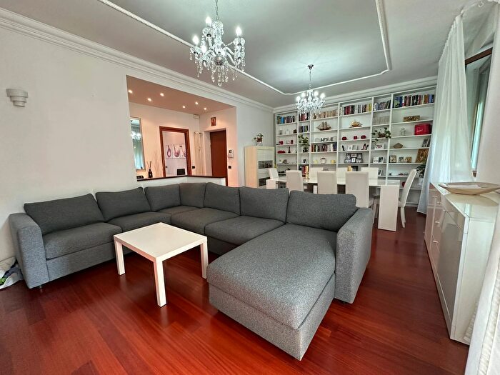 Appartamento trilocale in vendita in Via F Sacchetti, Sesto San Giovanni