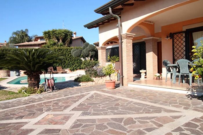 Casa con 6 locali in vendita in Via Afrodite, Pomezia