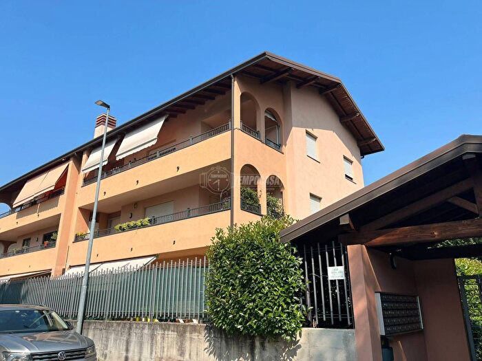 Appartamento trilocale in affitto in Via Santa Teresa del Bambin Gesù, Frati, Legnano