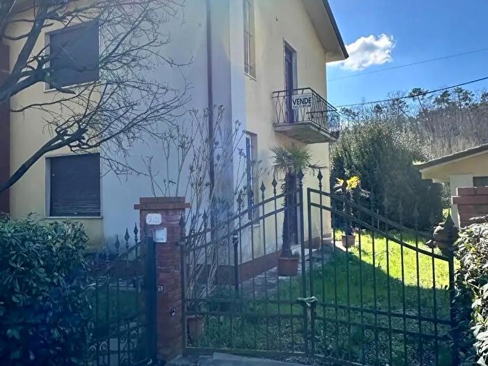 Casa quadrilocale in vendita in Lucca