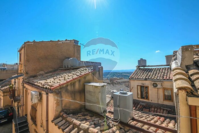 Appartamento quadrilocale in vendita in Via Ex Matrice, Caltagirone