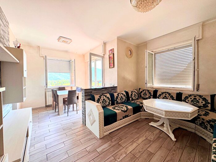 Appartamento trilocale in vendita in Via Roma, Rogno