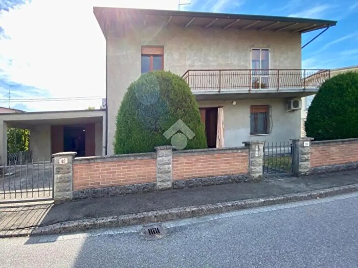 Casa con 6 locali in vendita in Viale Pietro Mascagni, Reggiolo