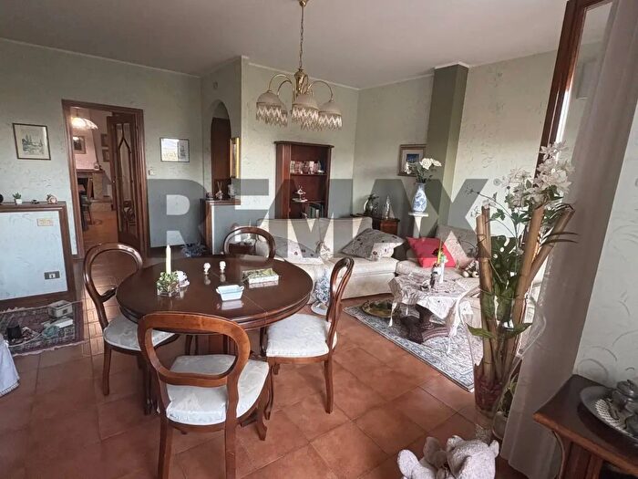 Appartamento con 8 locali in affitto in Jesi
