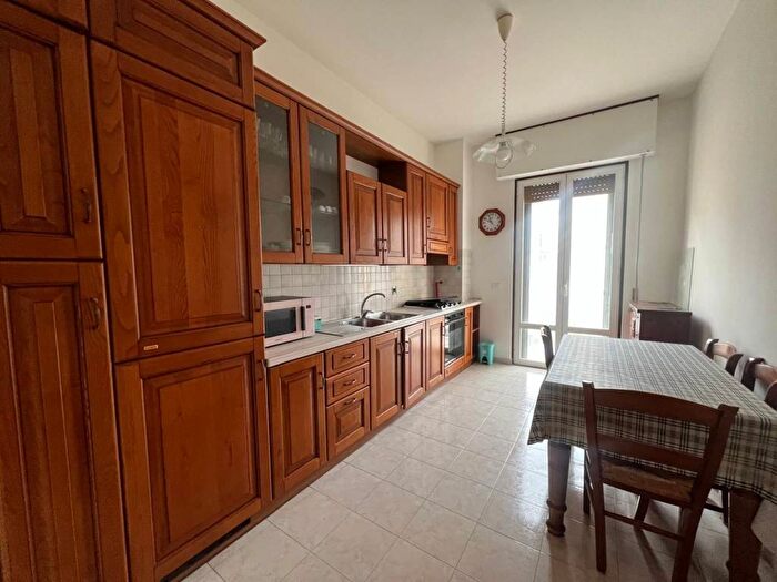 Appartamento trilocale in affitto in Viale Alessandro Guidoni, Novoli, Firenze