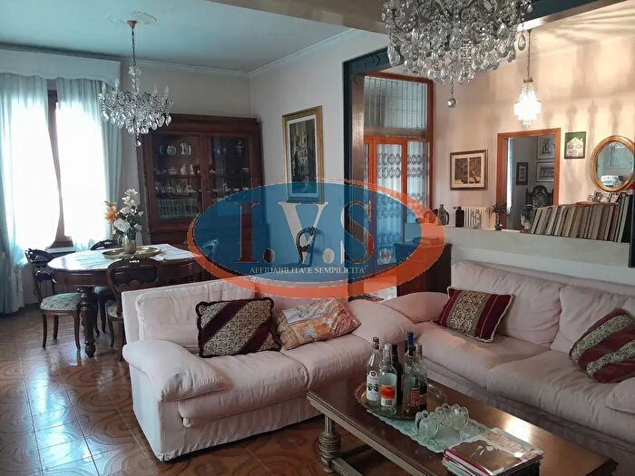 Casa con 10 locali in vendita in Via d Cattaneo N, Montegalda