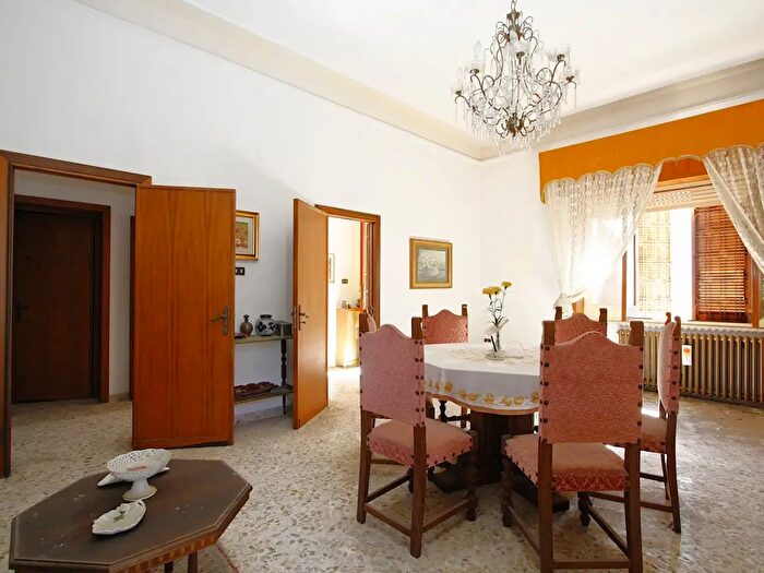 Casa con 5 locali in vendita in Via Milano, Parabita