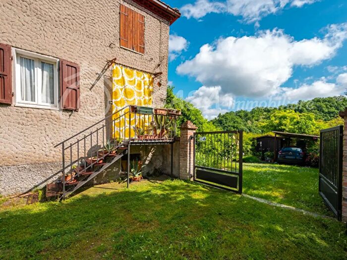 Casa con 5 locali in vendita in Via Varano, Medesano