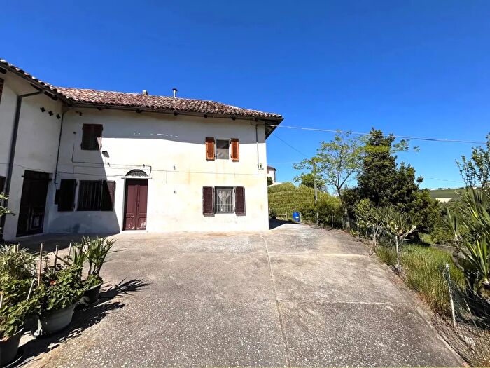 Casa con 7 locali in vendita in Neive