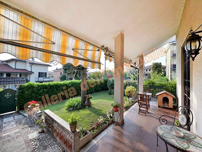 Casa con 6 locali in vendita in Via Filippo Turati, Centro, Ozzero