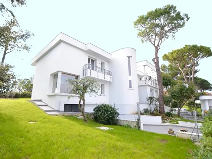 Casa con 6 locali in vendita in Viale dei Pini, Riccione