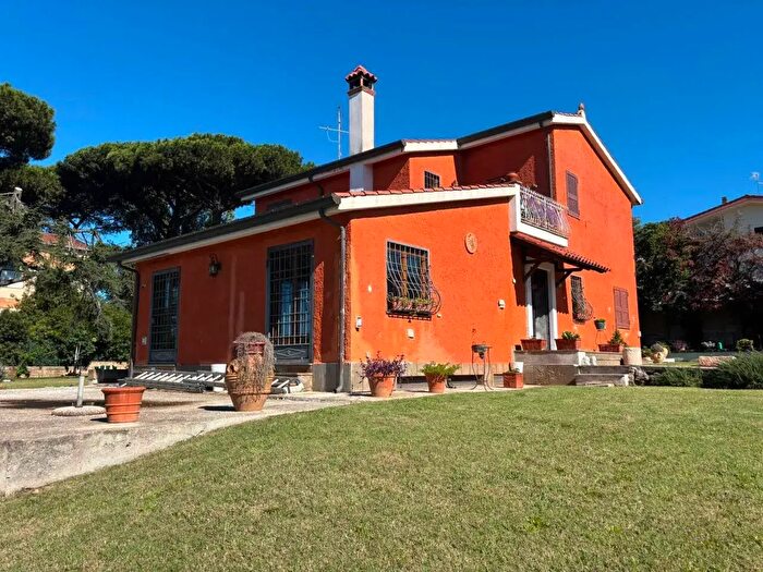 Casa con 7 locali in vendita in Viale Roma b, Anzio