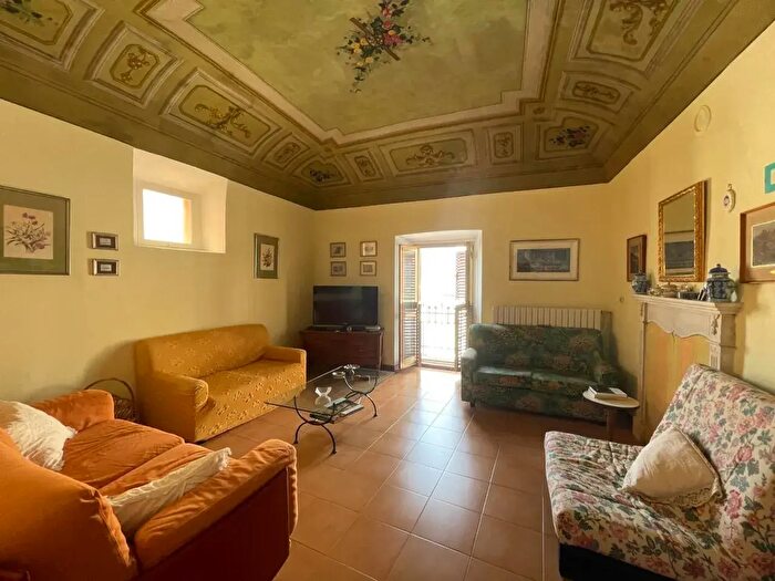 Casa trilocale in vendita in Via Roma, Capestrano