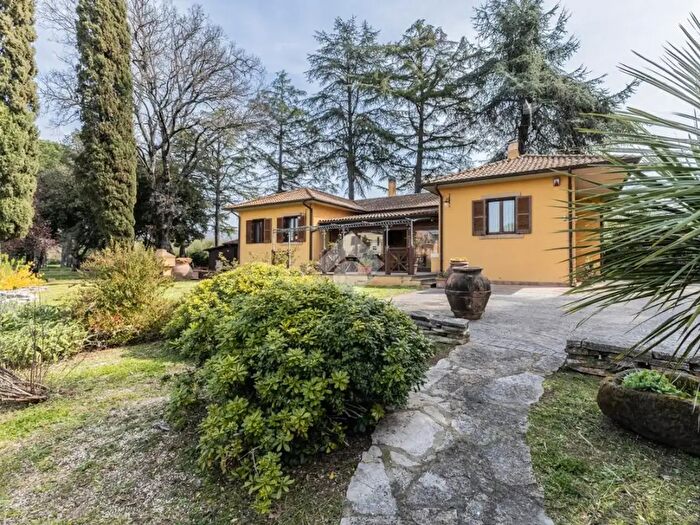 Casa con 5 locali in vendita in Via Cassia Botte, Vetralla