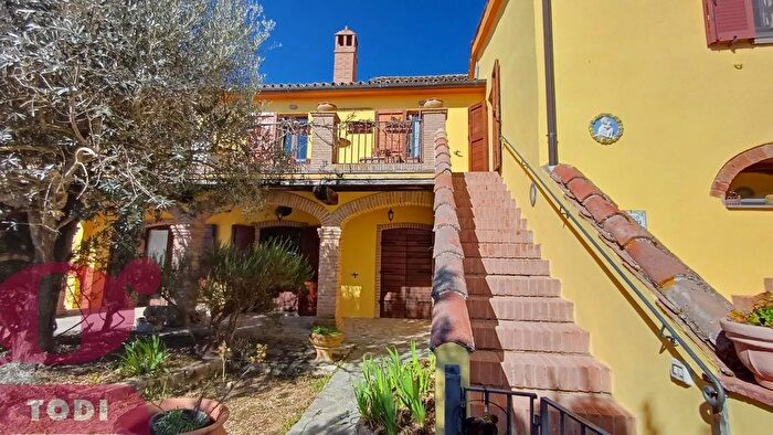 Appartamento con 6 locali in vendita in Apparita, Todi