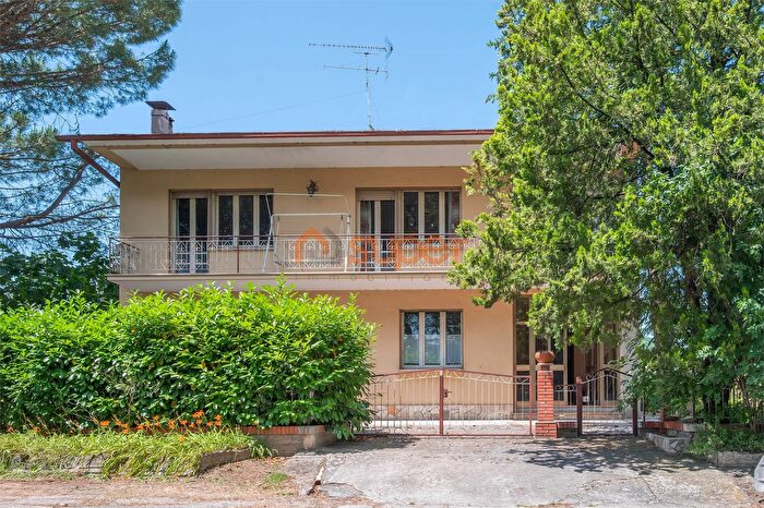 Casa con 8 locali in vendita in Via dei Molini Magione Pg, Magione