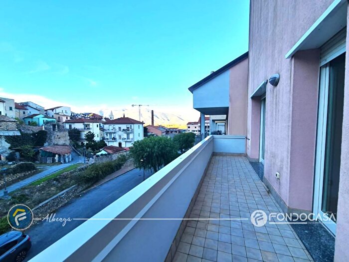 Appartamento trilocale in vendita in Via Cavalier Perseghini, Albenga