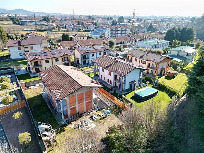 Casa quadrilocale in vendita in Via Largo Speranza, Mapello
