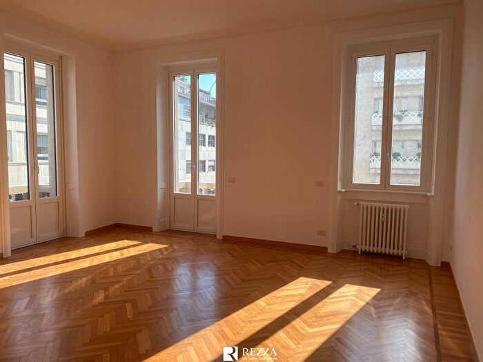 Appartamento con 5 locali in affitto in Piazza Santa Maria Beltrade, Duomo, Milano