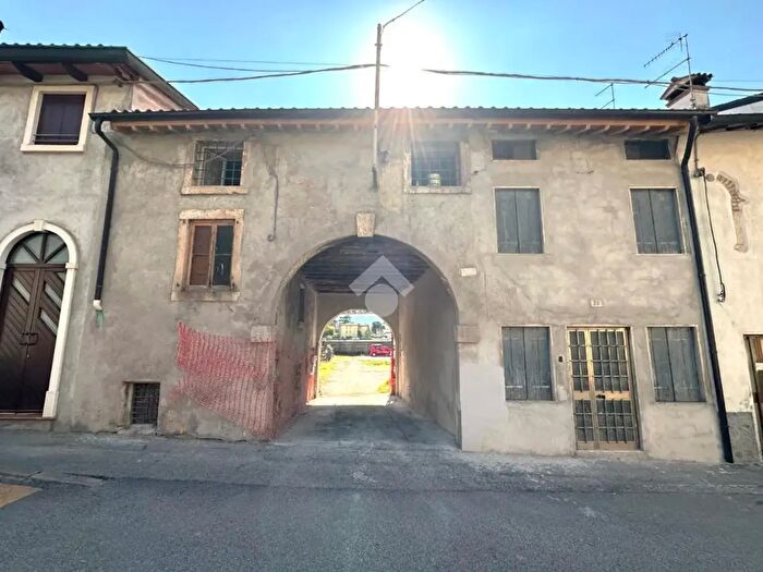 Casa trilocale in vendita in Via Martiri della Liberta', Montecchio Maggiore