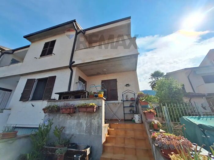Casa con 5 locali in vendita in Trevi