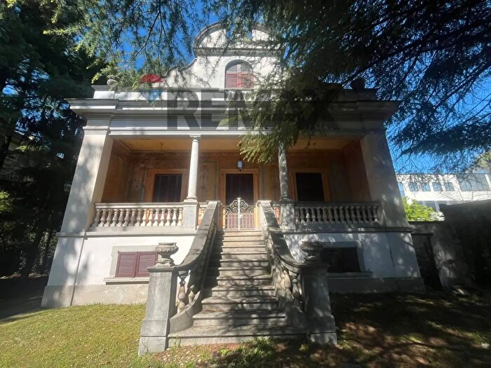 Casa con 10 locali in vendita in Via Valcuvia, Cittiglio